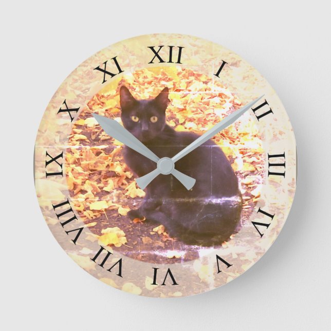 Schwarze Katze im Herbst-Foto Runde Wanduhr (Vorderseite)