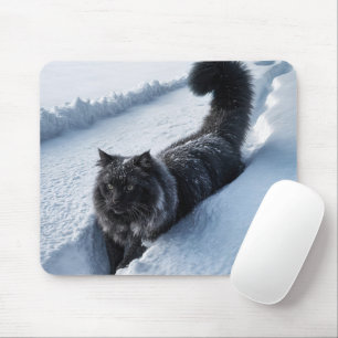 Schwarze Katze im tiefen Schnee Mousepad