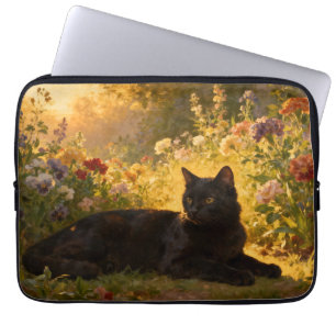 Schwarze Katze in den Blumen I Laptopschutzhülle