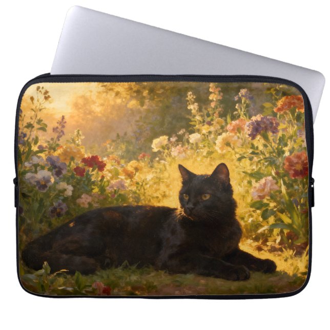 Schwarze Katze in den Blumen I Laptopschutzhülle (Vorderseite)