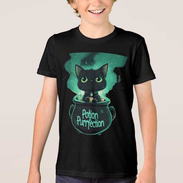 Schwarze Katze in einem magischen 🐾✨ Tri-Blend Shirt (Vorderseite)