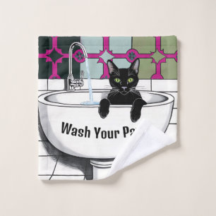 Schwarze Katze in einem Sink, Waschraum, Pfoten wa Waschlappen