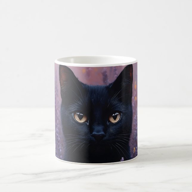 Schwarze Katze in einer Lavenderfelddarstellung Kaffeetasse (Mittel)