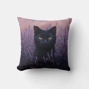 Schwarze Katze in einer Lavenderfelddarstellung Kissen