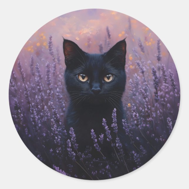 Schwarze Katze in einer Lavenderfelddarstellung Runder Aufkleber (Vorderseite)