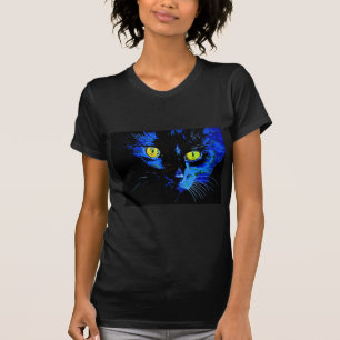 Schwarze Katze künstlerisches Portrait mit markant T-Shirt