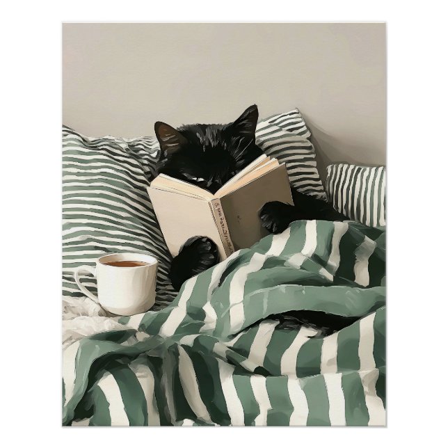 Schwarze Katze liest Buch im Bett Poster (Vorderseite)