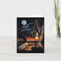 Schwarze Katze liest Bücher Hexenritual