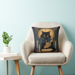 Schwarze Katze liest ein Buch über Sonnenwendezaub Kissen