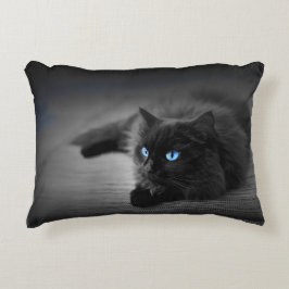 Schwarze Katze mit auffallenden blauen Augen – Fel Dekokissen