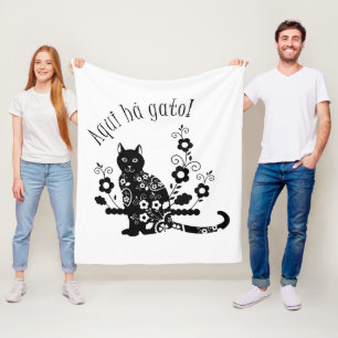 Schwarze Katze mit Blume und portugiesischer Auspr Fleecedecke