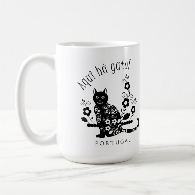 Schwarze Katze mit Blume und portugiesischer Auspr Kaffeetasse (Links)
