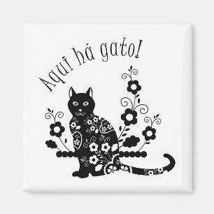 Schwarze Katze mit Blume und portugiesischer Auspr Magnet