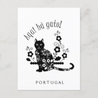 Schwarze Katze mit Blume und portugiesischer Auspr