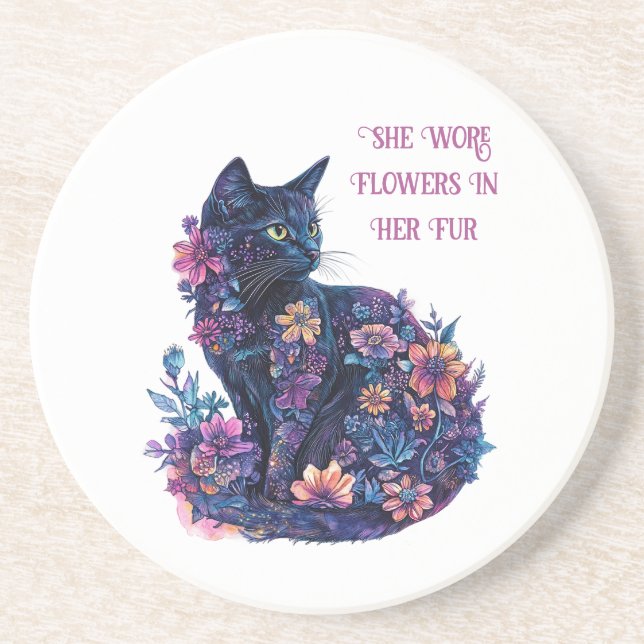 Schwarze Katze mit Blumen im Fell Getränkeuntersetzer (Vorne)