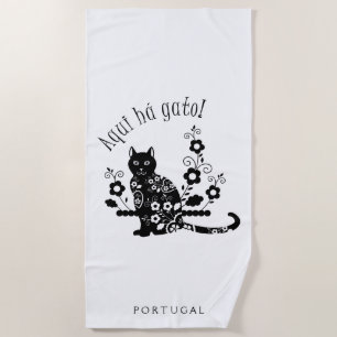 Schwarze Katze mit Blumen und portugiesischem Ausd Strandtuch