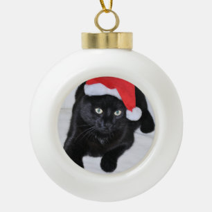 Schwarze Katze mit der roten Weihnachtsmannmütze Keramik Kugel-Ornament