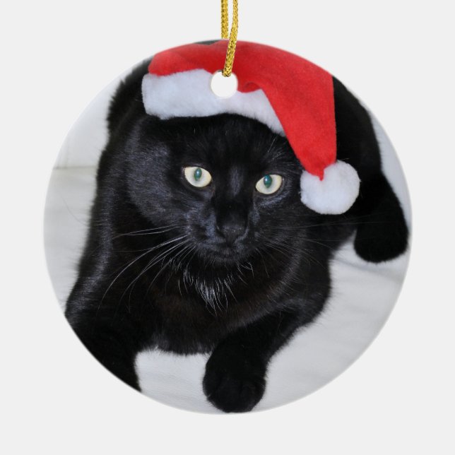 Schwarze Katze mit der roten Weihnachtsmannmütze Keramik Ornament (Vorne)