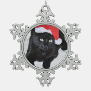 Schwarze Katze mit der roten Weihnachtsmannmütze Schneeflocken Zinn-Ornament
