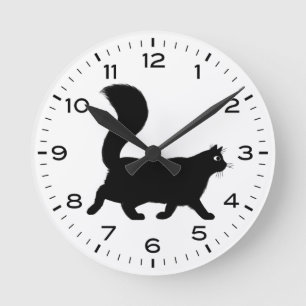 Schwarze Katze mit Fluffy-Schwanz Runde Wanduhr