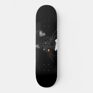 Schwarze Katze mit gelben Augen im Dunkeln Skateboard