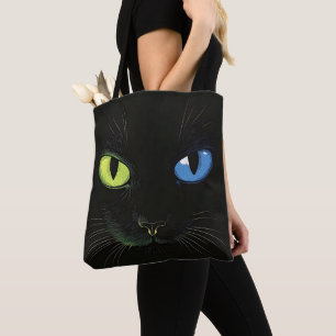 Schwarze Katze mit grünen und blauen Augen