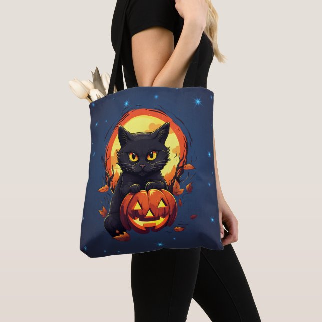 Schwarze Katze mit Jack-O' Lantern Halloween (Von Nahem)