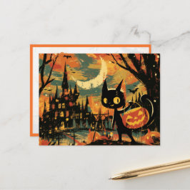 Schwarze Katze mit Kürbiskübel neben dem Schloss Postkarte