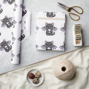 Schwarze Katze mit lila Fledermausflügeln, die ein Geschenkpapier