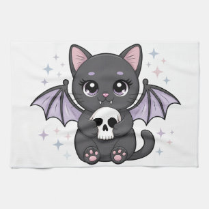 Schwarze Katze mit lila Fledermausflügeln, die ein Geschirrtuch