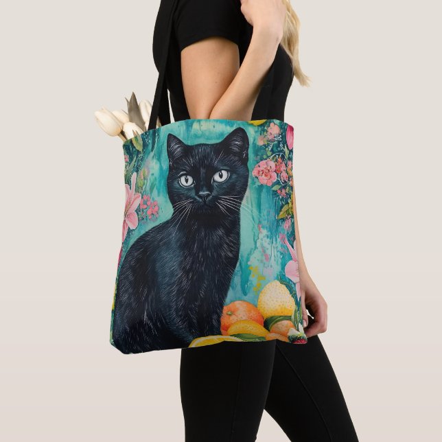 Schwarze Katze mit Obst (Von Nahem)
