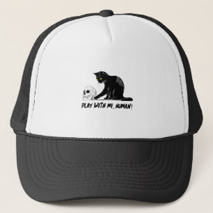 Schwarze Katze mit Schädelspiel mit mir menschlich Truckerkappe