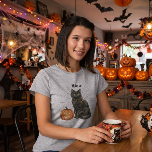 Schwarze Katze mit Spinnennetz und Kürbislaterne. T-Shirt