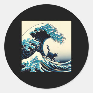 Schwarze Katze mit Surf surft auf der großen Welle Runder Aufkleber