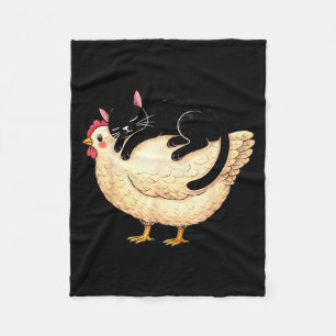 Schwarze Katze schläft auf Huhn Fleecedecke