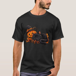 Schwarze Katze schläft neben Halloween-Kürbis T-Shirt