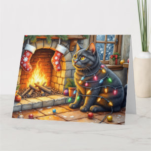 Schwarze Katze sitzt am Kamin mit Weihnachtslichte Karte