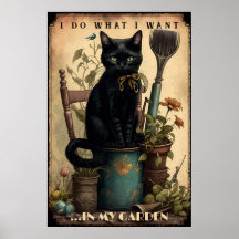 Schwarze Katze sitzt im Garten