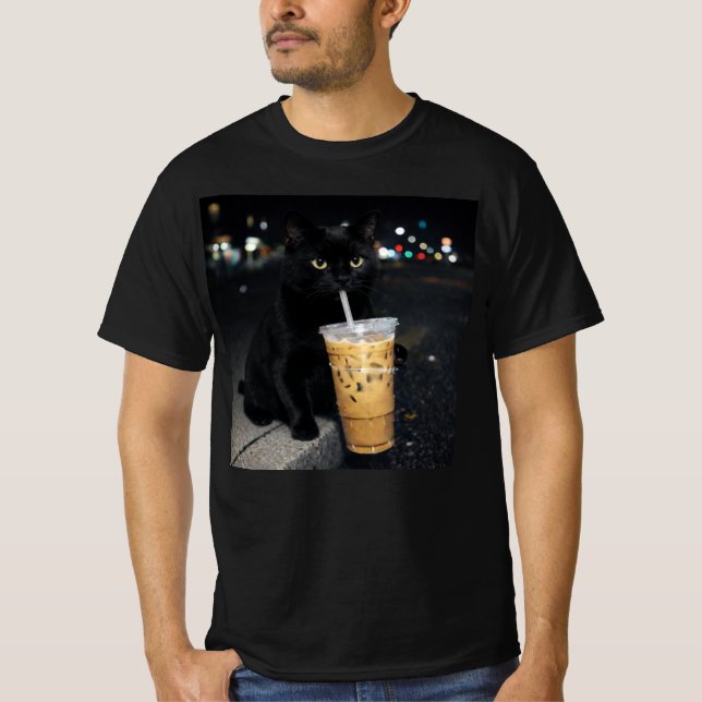 Schwarze Katze trinkt Eiskaffee  T-Shirt (Vorderseite)