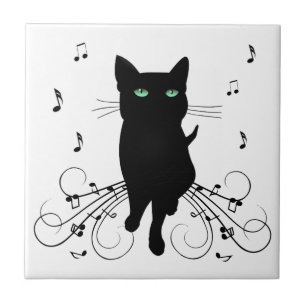 Schwarze Katze umgeben von flüsternden Noten der M Fliese