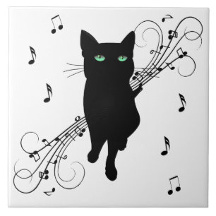 Schwarze Katze umgeben von flüsternden Noten der M Fliese