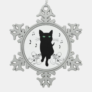 Schwarze Katze umgeben von flüsternden Noten der M Schneeflocken Zinn-Ornament