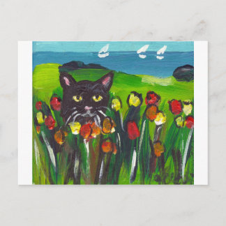 Schwarze Katze unter Tulpen Postkarte