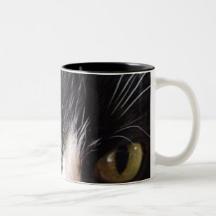 Schwarze Katze, weiße Bärte, grüne Augen Zweifarbige Tasse