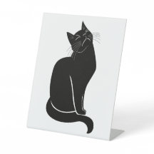 Schwarze Katze zeichnend