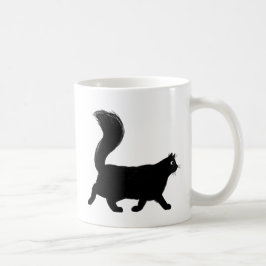 Schwarze Katze zu Fuß mit langatmigem Schwanz Kaffeetasse