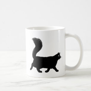 Schwarze Katze zu Fuß mit langatmigem Schwanz Kaffeetasse