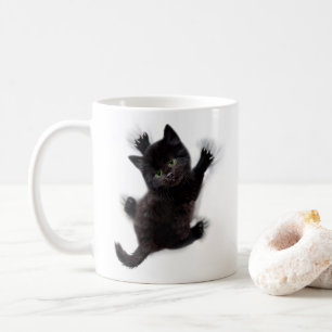 Schwarze Katzen klettern auf menschlichem Rücken Kaffeetasse
