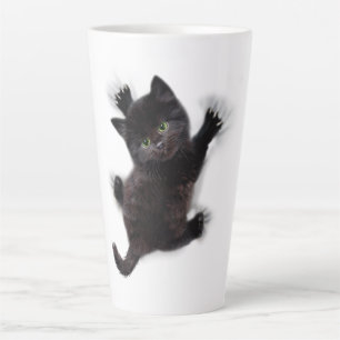 Schwarze Katzen klettern auf menschlichem Rücken Milchtasse