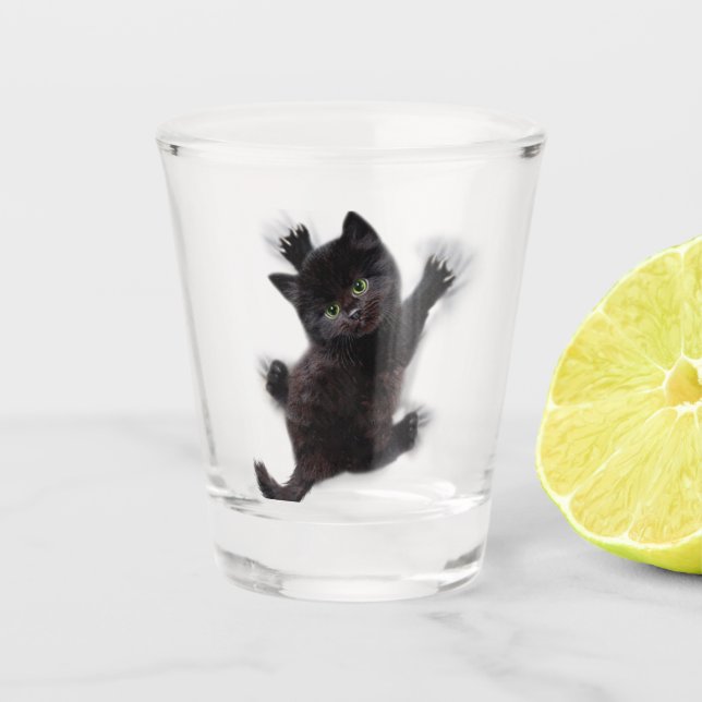 Schwarze Katzen klettern auf menschlichem Rücken Schnapsglas (Vorderseite)
